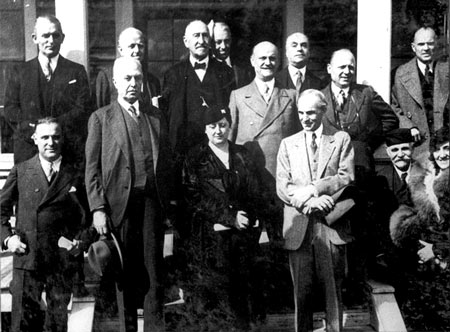 Italian enterpreneur Giovanni Agnelli, founder of Fiat car manufacturing, second from left, meets American industrialist Henry Ford, founder of the Ford Motor Company, second from right, in Detroit during his journey in America in 1934. The 100-year family friendship has flowered behind the scenes of the fiercely competitive global auto business. (Chrysler)