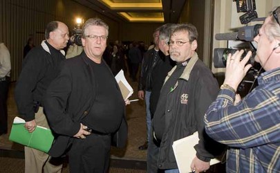 Top Canadian Auto Workers union officials, Bob Chernicki, left with green folder, Ken Lewenza and Rick Laporte, right, after yesterday’s news conference.