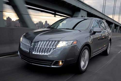 The 2010 Lincoln MKT luxury crossover shares no body panels with the Ford Flex, upon which it is based. The Lincoln is much curvier. (Ford / Lincoln)