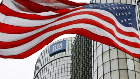 In this photo taken June 1, 2009 an American flag flies in front of the General Motors, Global Headquarters in Detroit, Michigan. (Dave Chidley / THE CANADIAN PRESS)