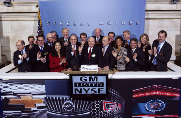 General Motors CEO Daniel Akerson, centre, rings the NYSE opening bell with other GM executives in New York Nov. 18, 2010.