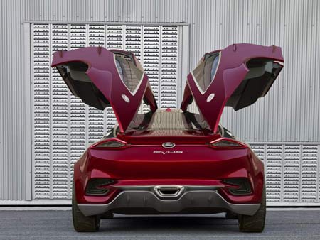 The Ford Evos Concept features lower, more aerodynamic lines, to be introduced in the brand’s future cars. 