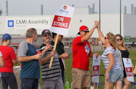 Employees of the GM CAMI assembly factory stand on the picket line in Ingersoll, Ont., on Sept. 18.  (Dave Chidley / THE CANADIAN PRESS)  