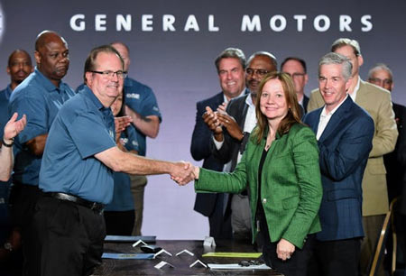 UAW President Gary Jones and General Motors chairman and CEO Mary Barra shake hands as labor contract talks began in July in Detroit. (Photo: Max Ortiz, The Detroit News)