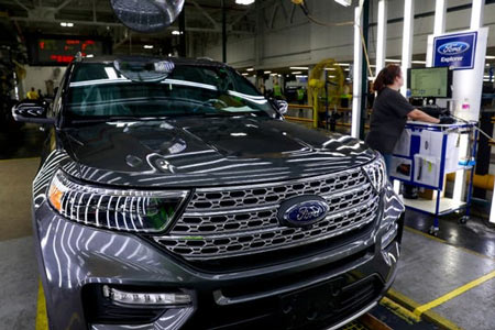 Assembly line hands work on the Explorer SUV line at Ford Motor Co.'s Chicago Assembly Plant. (Photo: Amr Alfiky, AP)
