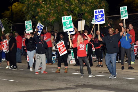 United Auto Workers from the GM Detroit-Hamtramck Assembly plant, Ford and FCA workers get fired up as passing cars honk their horns in support on Sunday, Sept. 15, 2019, in Hamtramck, Mich. (Photo: Jose Juarez, Special to Detroit News)