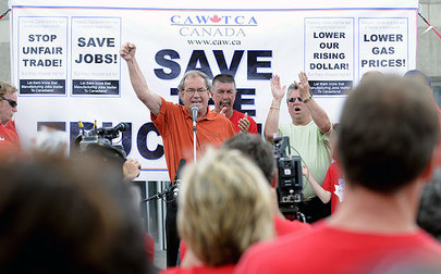 Buzz Hargrove, president of the Canadian Auto Workers, speaks to union members at the blockade outside General Motors' Canadian headquarters in Oshawa, June 8, 2008