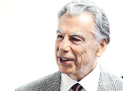 Activist investor Kirk Kerkorian's investment firm may lose more than half a billion dollars on the sale of 7.3 million Ford Motor shares. 